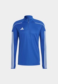Maglia sportiva blu a maniche lunghe con zip a un quarto, caratterizzata da strisce bianche sulle spalle e sulle maniche, e un design della spalla a trama.