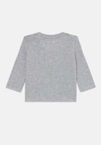 Grå langermet skjorte laget av myk bomull, med rund hals og ensfarget bakside, uten synlige mønstre eller detaljer.