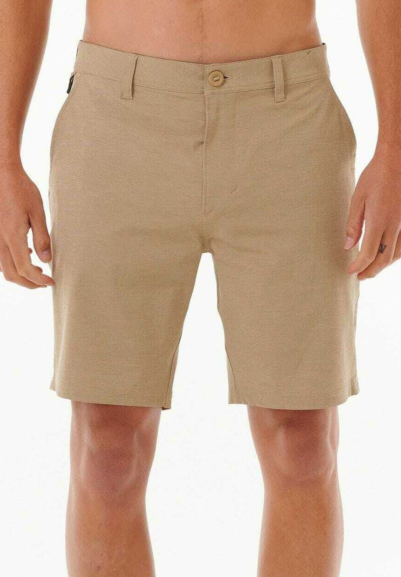 Pantaloni beige realizzati in tessuto texturizzato, con chiusura frontale a bottone e tasche laterali. Il design è di lunghezza al ginocchio e di taglio dritto.