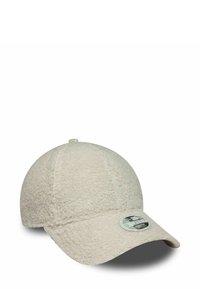 Cremefarvet baseballcap lavet af blødt, tekstureret stof med en rund krone og en buet skygge. Har et cirkulært mærkeskilt på forsiden.