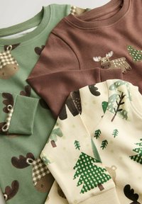 Tre foldede børnesweatshirts med mønstre af elge og træer i grøn, brun og cremefarvet på en neutral baggrund.