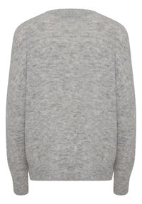 Pull en tricot gris avec une texture douce, une silhouette ample, des épaules tombantes et des poignets côtelés. Pas de motifs visibles ni de détails matériels.