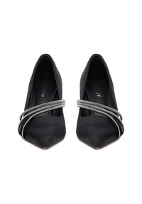 Czarne szpilki z okrągłymi noskami i kilkoma srebrnymi paskami z kryształkami skrzyżowanymi na przedzie każdego buta.