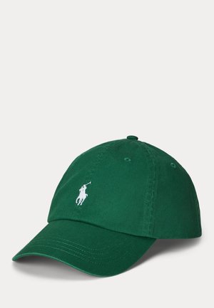 Casquette de baseball verte à visière courbée avec un petit logo brodé d’un joueur de polo blanc au centre avant.