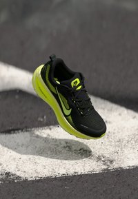 VOMERO 18 - Apavi skriešanai pa asfaltu - black/volt/cyber/light lemon twist