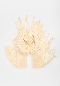 Gebreide crèmekleurige sjaal met franjes aan de randen, een gestructureerd patroon en twee lange, platte uiteinden. Het materiaal lijkt zacht en dik te zijn.