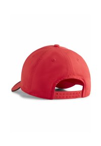 Raudona beisbolo kepurė su lygiu audiniu, struktūrizuota viršūne, išlenktu kraštu ir reguliuojamu snapback užsegimu, turinčiu apvalius įpjovimus.