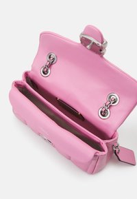 COACH QUILTED COVERED TABBY WITH CHAIN - Torbica - vivid pink