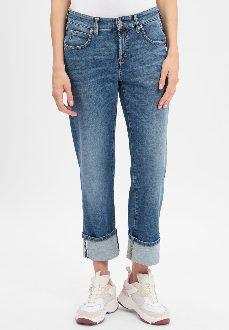 Jean en denim bleu clair avec une coupe décontractée, ourlets retroussés, design à cinq poches et une finition décolorée montrant de subtils motifs de froissement.