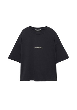 Čierne nadmerné tričko s krátkym rukávom a bielym textom v strede na hrudi s nápisom "PRÍLIŠ CITLIVÝ NA SÚČASNÉ ČASY."