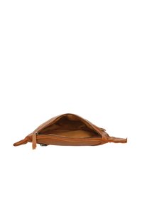 Brun læder clutch taske med lynlås lukning, rektangulær form og en glat overflade. Indvendig er den i tan farve med et enkelt, uornamenteret design.