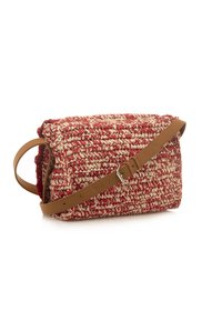 Borsa intrecciata in tonalità rosse e naturali, di forma rettangolare, con tracolla regolabile marrone e superficie testurizzata.
