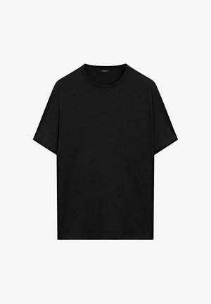 Zwart T-shirt met korte mouwen en ronde hals, effen ontwerp zonder zichtbare patronen of logo's, weergegeven op een witte achtergrond.