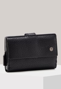 Portafoglio in pelle nera con una finitura testurizzata, forma rettangolare, chiusura a patta e accenti in metallo argentato. Dotato di clip per l'attacco.