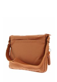 Sac messager marron en tissu texturé, doté d'une poche zippée à l'avant, d'une bandoulière réglable et d'un accent de logo sur la tirette du zip.