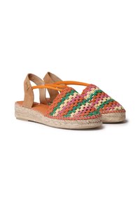 Espadrillas intrecciate multicolore con fasce elastiche arancioni, suola in juta intrecciata e parte superiore testurizzata con righe verdi, rosa e gialle.