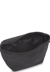 Bolsa de tela negra con cierre de cremallera, textura suave y un logo sutil en el lateral. Interior sin forro. Diseño compacto, adecuado para objetos pequeños.