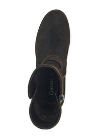 Braune Wildleder-Stiefelette mit runder Spitze, seitlichem Reißverschluss und geschichteter Oberkonstruktion. Weiche Innenauskleidung und flache Sohle.