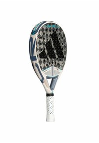 Pala de pádel con forma de gota de agua, diseño en blanco y gris, superficie texturizada y un agarre perforado con acentos azules y logotipos.