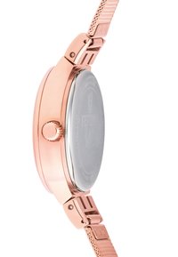 Rožnato zlato kovinsko uro z poliranim ohišjem, teksturiranim okvirjem in pletenim mrežastim trakom. Ima krono na strani ter okroglo številčnico z vgraviranim hrbtom.