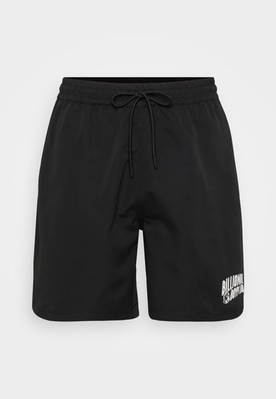 Shorts de bain noirs avec une taille élastique et un cordon de serrage, arborant un logo imprimé blanc sur le coin inférieur droit. Matériau lisse et léger.