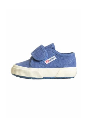 Sneaker da bambino in tela blu con suola in gomma bianca e cinturino in Velcro, con una piccola etichetta del marchio "Superga" sul lato.