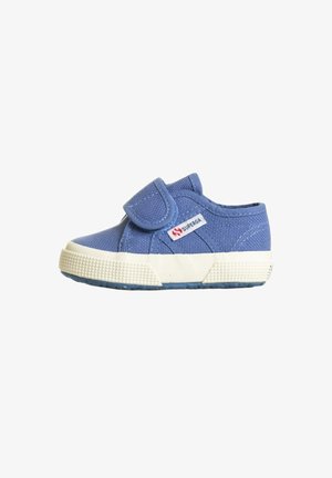 Sneaker da bambino in tela blu con suola in gomma bianca e cinturino in Velcro, con una piccola etichetta del marchio "Superga" sul lato.