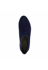 Bottine en suede bleu marine avec un bout pointu, une fermeture éclair sur le côté et une texture lisse. L'intérieur est doublé, ce qui améliore le confort et l'ajustement.
