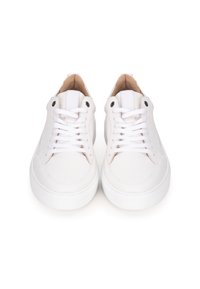 Sneaker bianche con tomaia in pelle liscia, lacci bianchi e una morbida fodera beige. Punta arrotondata e design minimalista con fori per i lacci.