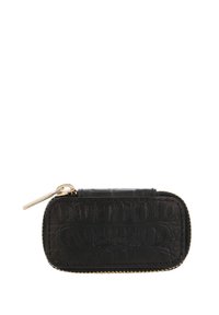 Funda de cuero negro con grabado de cocodrilo, con cremallera dorada y pestaña de tirador, que presenta una textura suave y una forma rectangular redondeada.