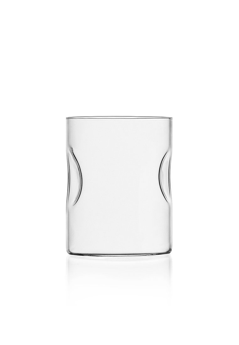 Przezroczysta szklanka o lekko zakrzywionym kształcie, gładkiej fakturze i subtelnych wcięciach po bokach, które poprawiają chwyt i dodają stylu.