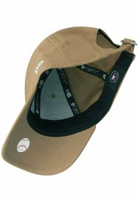 Beige Baseballkappe mit abgerundetem Oberteil, Netz-Seitenteilen und dunkler Unterseite. Mit einem weißen Baseball-Design und verstellbarem Riemen.