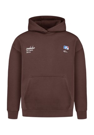 Bruine hooded sweatshirt met voorvak, witte tekst "smildoxx EST. SINCE 2013" op de linkerborst en een klein blauw, rood, wit logo op de rechterborst.