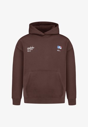 Bruine hooded sweatshirt met voorvak, witte tekst "smildoxx EST. SINCE 2013" op de linkerborst en een klein blauw, rood, wit logo op de rechterborst.