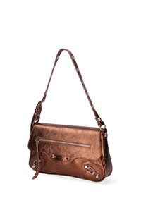 Borsa a mano in metallo rame con superficie liscia, dotata di chiusura a patta, tasca anteriore con zip e dettagli decorativi sulla tracolla.