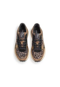 Leopardmönstrade sneakers med svarta snören. Tillverkade av mocka och läder, med en blandning av bruna och gyllene detaljer. Texturerad sula för bra grepp.