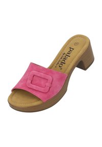Sandalo aperto in suede rosa con dettaglio a fibbia quadrata e tacco impilato marrone. Soletta testurizzata con cuciture visibili.