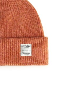 Bonnet en tricot orange avec une texture côtelée, comportant une étiquette blanche affichant "Pepe Jeans London" sur le revers.