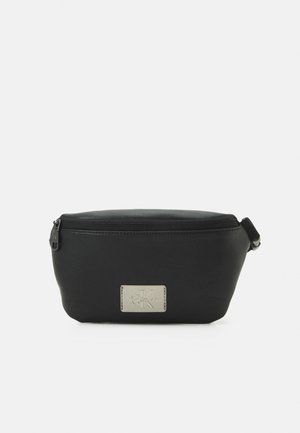 Zwarte synthetische cosmetica tas met ritssluiting, ovale vorm, gestructureerd oppervlak en metalen logo accent aan de voorkant.