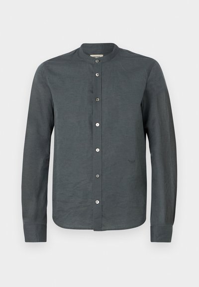 Dunkelgraues Langarmshirt aus einem strukturierten Stoff. Es verfügt über einen Stehkragen, eine durchgehende Knopfleiste und ein dezentes Logo-Detail auf der Brust.