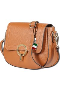 Tannenkleurige leren schoudertas met een gestructureerde afwerking, gouden hardware, een ronde sluiting en een klein Italiaans vlaggetje eraan bevestigd.