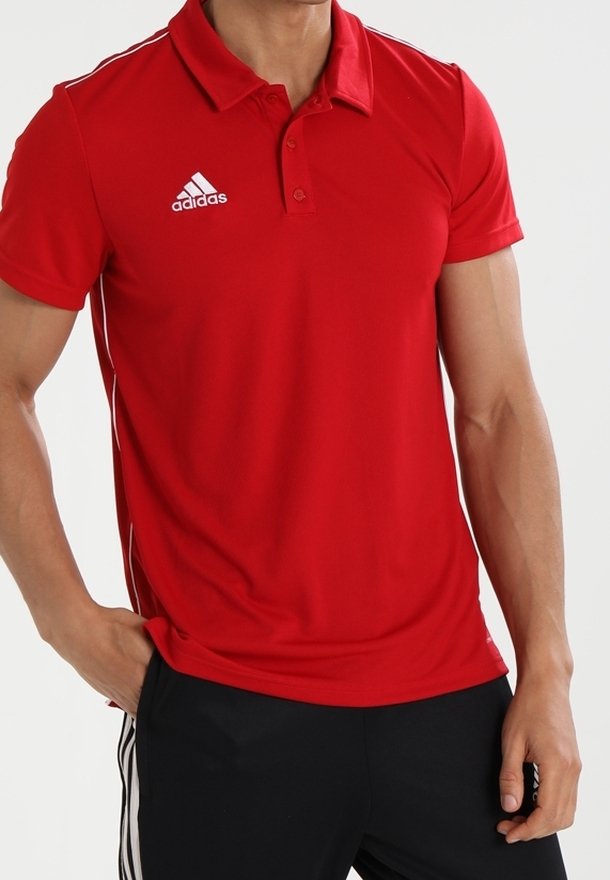 Rotes Poloshirt mit kragenförmigem Halsauschnitt, kurzen Ärmeln und einer Knopfleiste mit drei Knöpfen. Mit weißen Adidas-Logo und kontrastierenden Streifen.