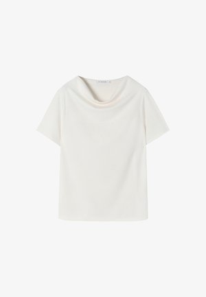 Biała bluzka z krótkim rękawem z drapowanym dekoltem, wykonana z gładkiego materiału. Prosty design, bez wzorów ani widocznych elementów metalowych.