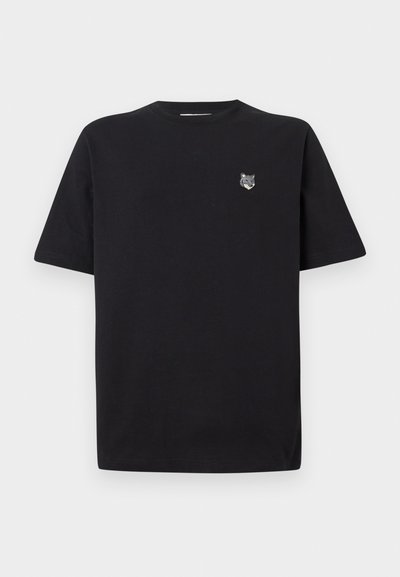 Tricou din bumbac negru cu guler rotund și mâneci scurte. Prezintă o mică grafică cu un lup brodat în zona stângă a pieptului.
