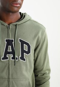 GAP Tröja med dragkedja - khaki