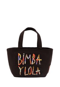 Czarna torba na ramię z tkaniny z dwoma uchwytami, z wielokolorowym wyhaftowanym napisem „BIMBA Y LOLA” w różnych fakturach i stylach.