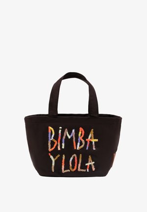 Bolsa de tela negra con dos asas, con texto bordado multicolor "BIMBA Y LOLA" en una variedad de texturas y estilos.