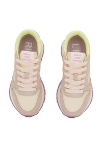 Zapatillas de deporte rosa claro con detalles en crema, diseño de cordones, suela de goma y "LAS CHICAS CORREN MÁS RÁPIDO" estampado en la lengüeta en texto rosa en negrita.