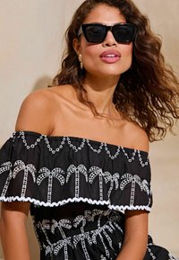 Lipsy HOLIDAY PALM BRODERIE BARDOT-REGULAR FIT - Kezeslábas - monochrome