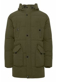 Parka acolchada en verde oliva, con capucha ajustable, grandes bolsillos frontales, botones negros y una tela ligeramente texturizada.